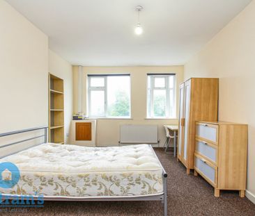 3 bed Flat for Rent - Photo 2