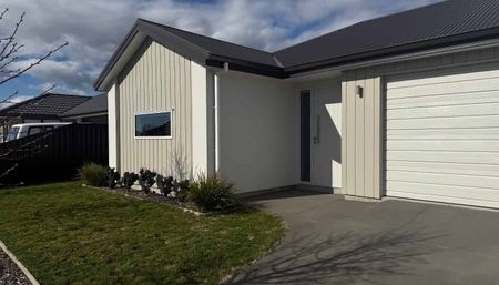 Beautiful Family Home with Stunning Finishes - Photo 5