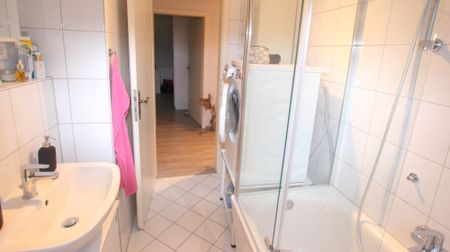 Attraktive 3-Zimmer-Obergeschosswohnung in einem Zweifamilienhaus auf eingegrüntem Grundstück - Photo 5