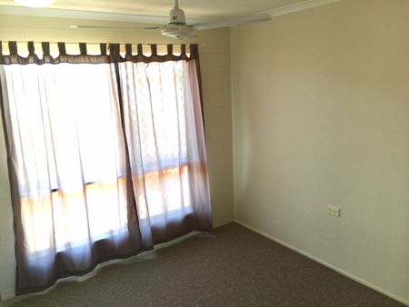 FULLY AIR CONDITIONED FAMILY HOME - Photo 2