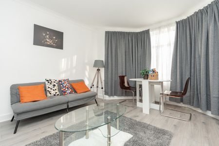 2 Bed Flat, Winchester Road, SO16 - Photo 2