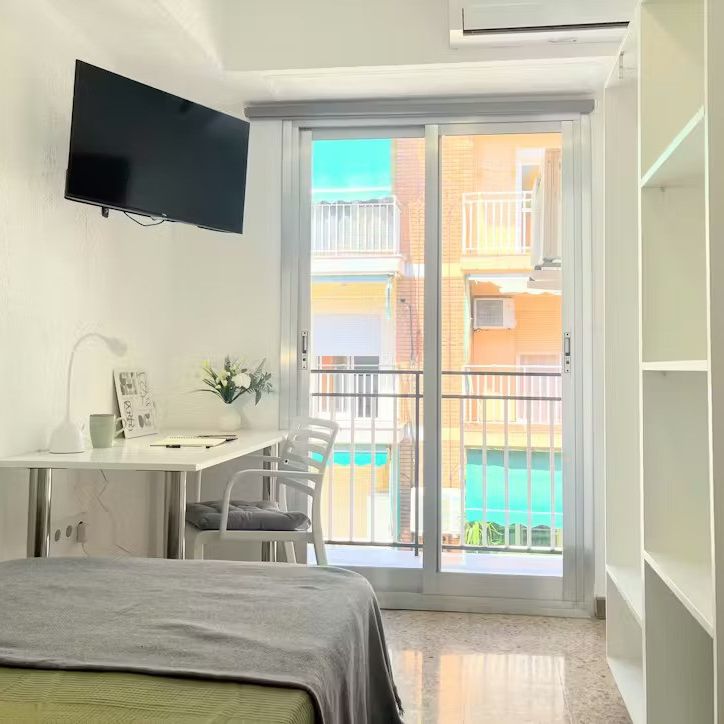 Carrer de Bernat i Baldoví, Burjassot, Valencian Community 46100 - Photo 1