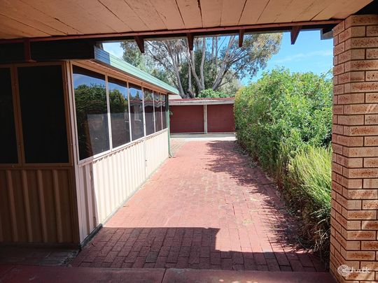 FAMILY HOME IN GREAT LOCATION !! - Photo 1