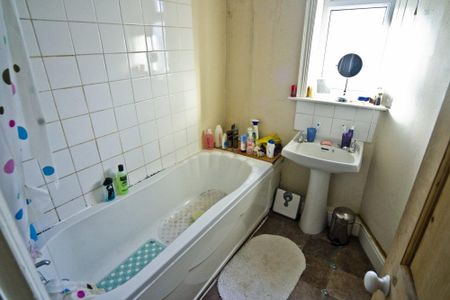 3 bedroom flat to rent - Photo 5