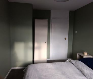 Beautiful double room in tranquil, welcoming Crystal Palace flat - Photo 1