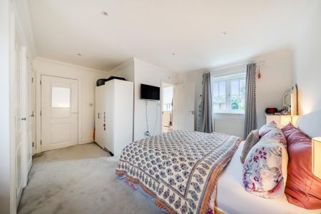 4 bedroom semi-detached house to rent - Photo 4