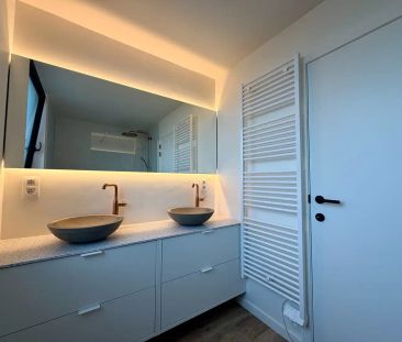 Volledig gerenoveerde woning vlakbij centrum Kortrijk met garage! - Photo 1