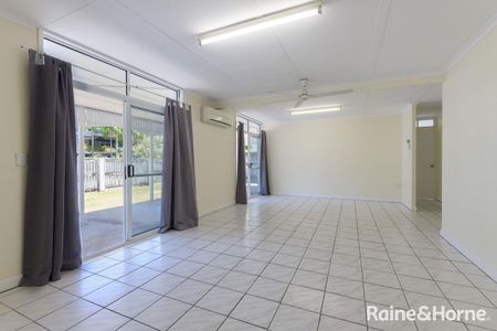 3 BEDROOM : 2 BATHROOM : FULLY-FURNISHED : CLOSE TO BEACH - Photo 2