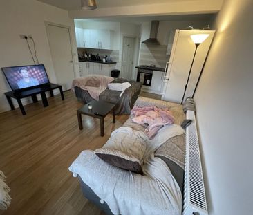 5 bedroom semi-detached house to rent - Photo 2