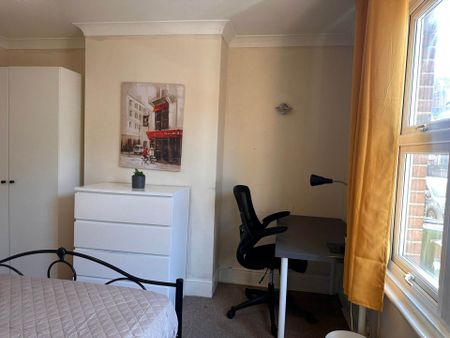 Room 1: 18 RUPERT ROAD, Guildford, GU2 7NE - Photo 3