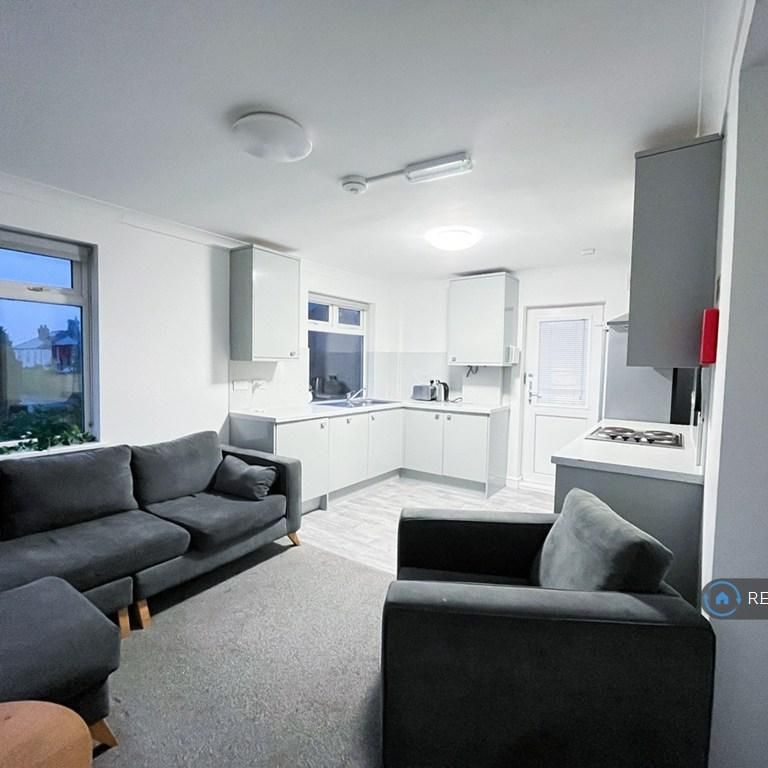 1 bedroom in a house share to rent - Photo 1