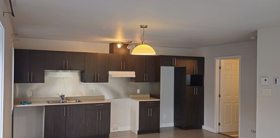 3 1/2 Moderne Situé Au Mont-Bellevue - Photo 2