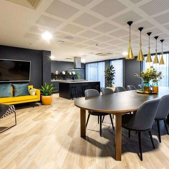 ** 1 MONTH RENT FREE FOR NOVEMBER MOVE INS ** Rent in the iconic Thames Quarter building in the heart of Reading's town centre. This is a 2 bedroom 2 bathroom apartment on the 4th floor. - Photo 1