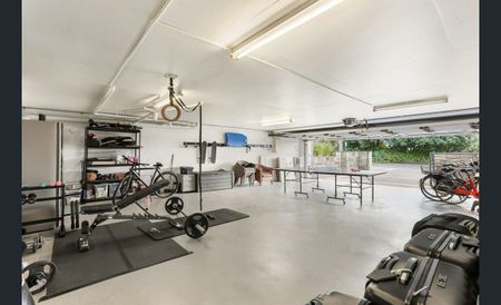 Family Entertainer with Grand Proportions, Light, Space & Expansive Harbour Views - Photo 5