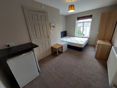 Large en-suite room in friendly, central house share - Photo 5