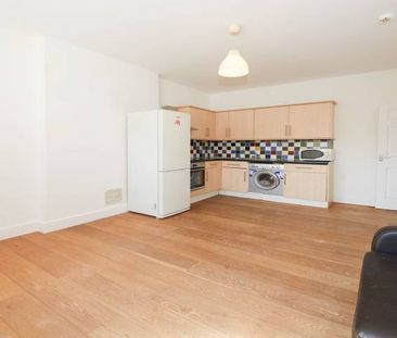2 Bedroom, 2 bath, 1 reception Flat - Photo 3