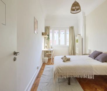 Room in a shared 11-bedroom apartment for rent in Lisbon, suitable for professionals and students - Foto 1