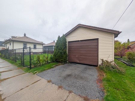 Fully Detached 2 Bedroom House in Welland! - Photo 5