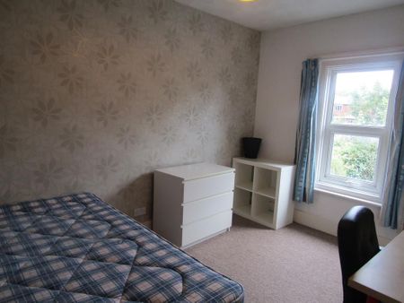 4 bedroom semi-detached house to rent - Photo 3