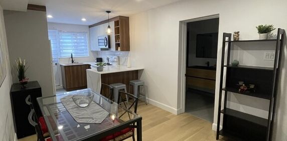 Grand 4 1/2 Meublé Et Entièrement Rénové - Photo 2