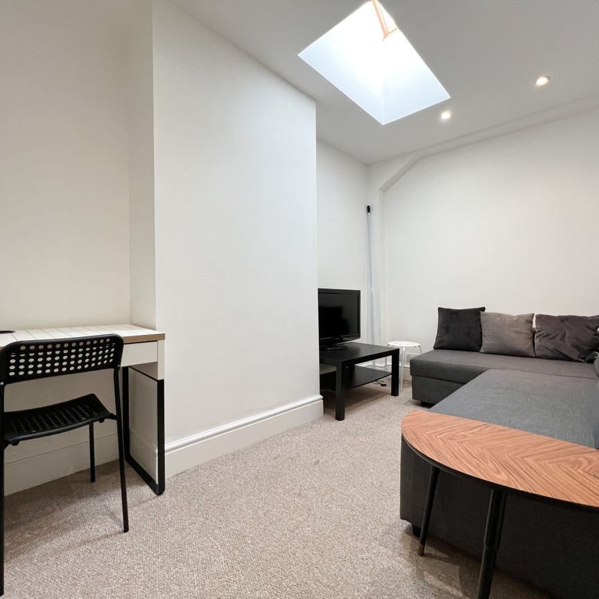 Plasnewydd Road, Roath - Photo 1