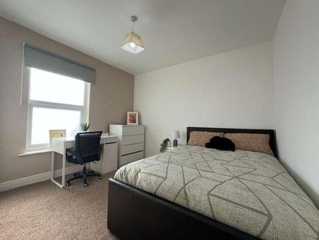 St Andrews St // Large Bed // July, LN5 - Photo 5