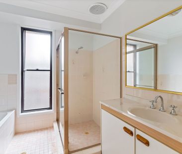 Spacious Family Home in Green Point! - Photo 3