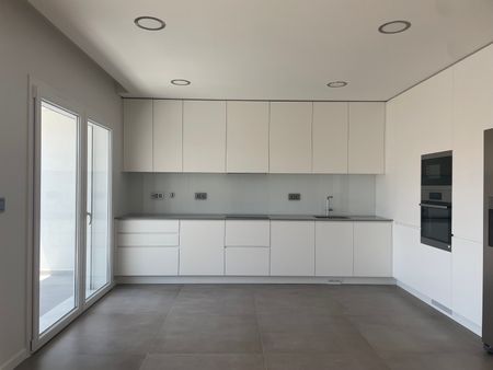 Apartamento T3 + 2 em Duplex para arrendamento em São João do Estoril próximo do mar - Photo 4