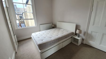 Split-Level Two Double Bedroom Stunner in Battersea, London - Photo 4