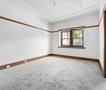Period Home with rear courtyard! - Photo 3