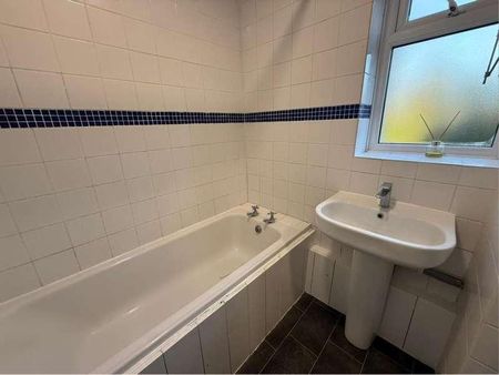 Slough, Berkshire, SL2 - Photo 2