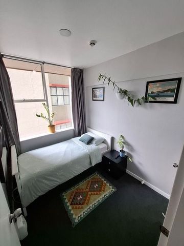 Warm, bright 2 bed city apartment with views - Photo 4