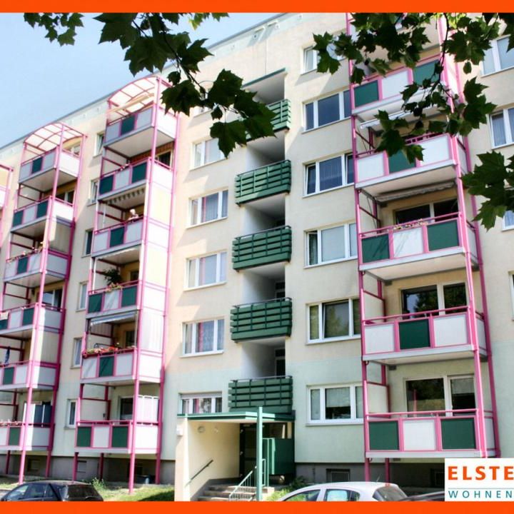 Renovierte, geräumige 2-Raum-Wohnung! Aufzug, großes Wohnzimmer, Dusche und Balkon! - Foto 1