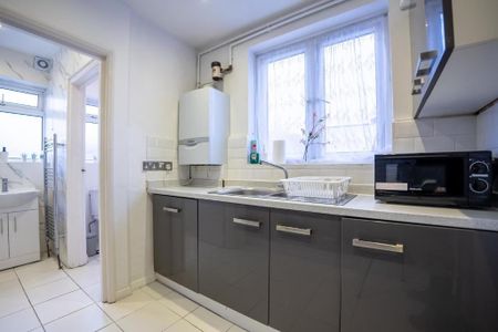 2 Bed Flat, Selhurst Road, SE25 - Photo 2