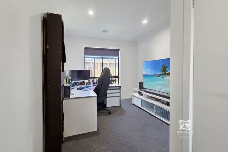 MODERN FAMILY HOME! - Photo 4