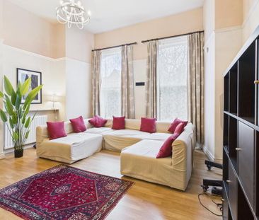 L'Academie, 14 College Gardens, Belfast, BT9 6BQ - Photo 1