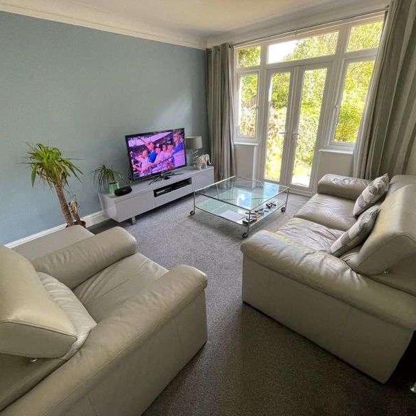 Modern Bedroom Reception House In Mill Hill, NW7 - Photo 1