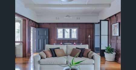 Executive Duplex. Fully Furnished & Accessorised. Includes all Utilities, Fast WIFI, Smart TV, Netflix & Foxtel. Just bring your suitcase! - Photo 2