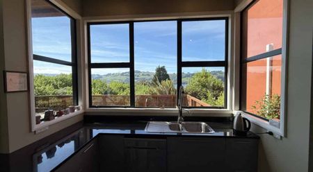 5 Bedroom Home with Sweeping Harbour Views - Photo 2