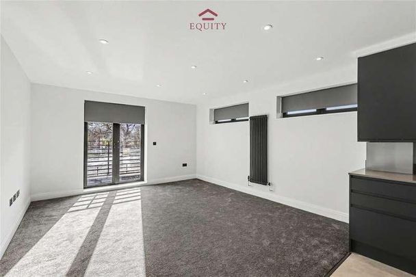 Bullsmoor Lane, Enfield, EN3 - Photo 1