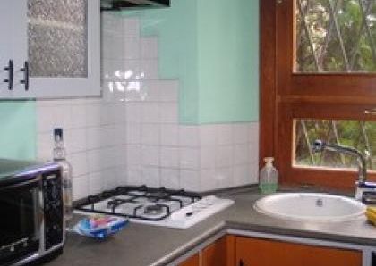 Trastevere-Terrace: 45sqm. Charming studio loft. Entrance, living room, separate kitchen, renovated bath, sleeping loft, large private terrace. Sunny, silent. Ref. 692