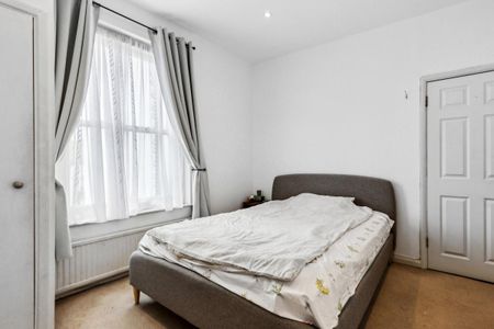 2 bedroom flat in London - Photo 4