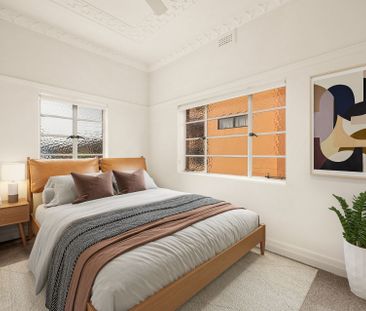 Charming Art-Deco Two-Bedroom Apartment in Prime Location! - Photo 6