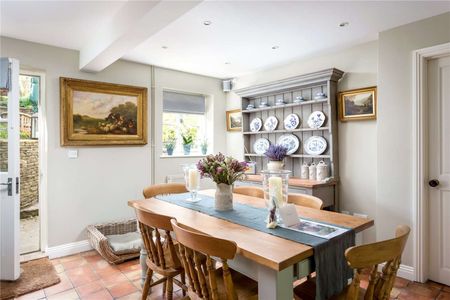 A charming cottage situated in the heart of this very popular Cotswold village. - Photo 5