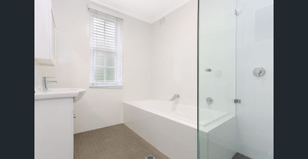 EXQUISITE THREE BEDROOM APARTMENT IN GLAMOROUS ‘STRADBROKE’ BUILDING - Photo 5