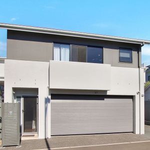 Fully Furnished Studio - Photo 2