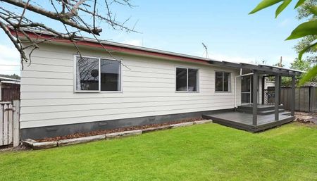 When location counts!! Enjoy a great family home! - Photo 2