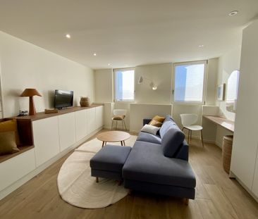 T2 meublé 2ème étage Saint Genès entièrement rénové et décor - Photo 2