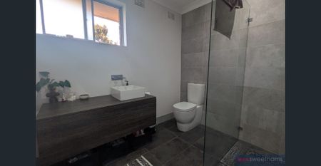 Stylishly Renovated 2 Bedder – Central Location - Photo 5