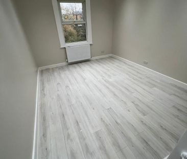 3 bedroom flat to rent - Photo 4